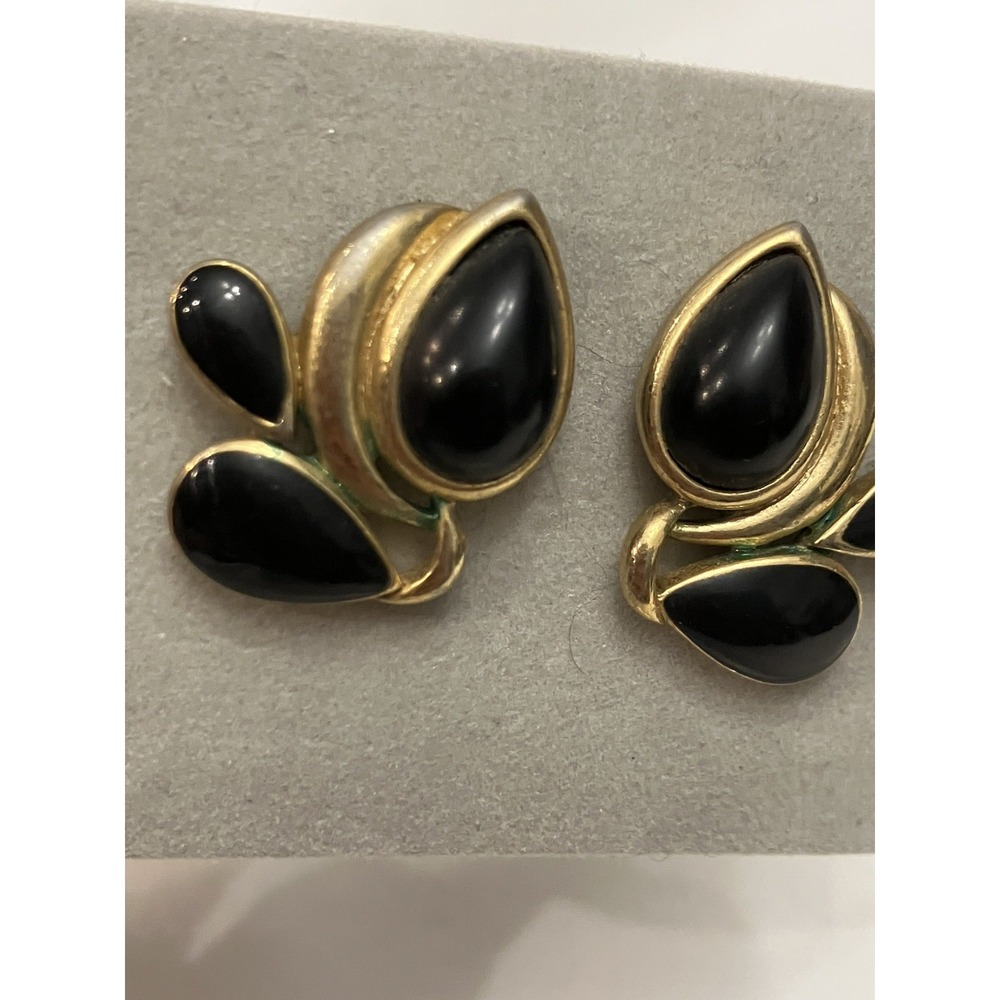 VTG Estate Trifari Swirl Teardrop Gold Tone Triple Black Cabochon Earrings - Picture 5 of 8